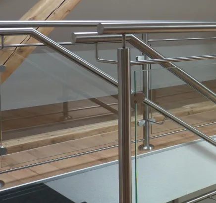 Auf diesem Bild sieht man ein Treppengeländer mit Glas