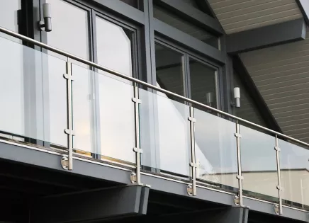 Ein Balkon mit einem Balkongeländer aus Glas.