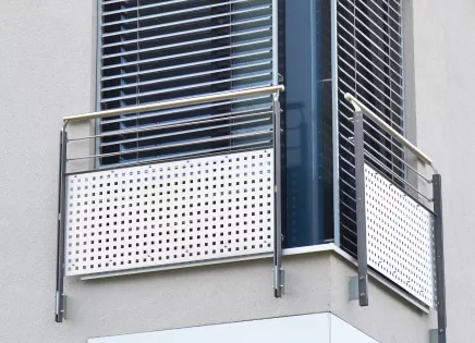Einen Französischen Balkon aus Edelstahl.