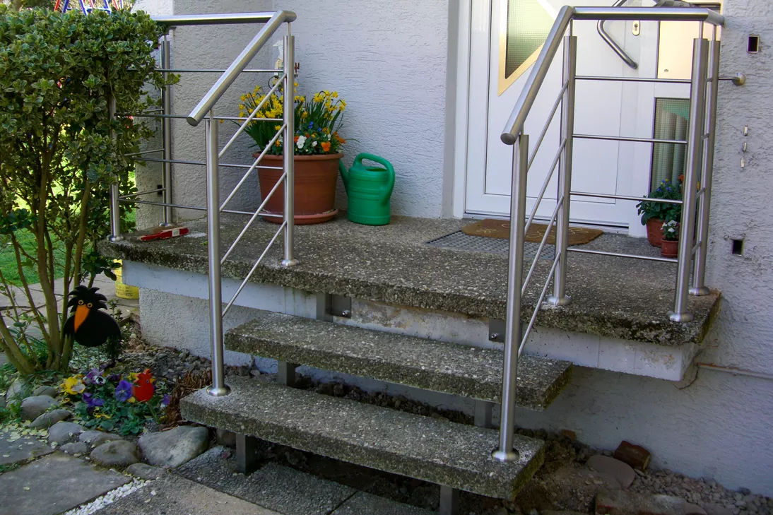 Eine Treppe mit einem Handlauf aus Edelstahl für den Außenbereich.