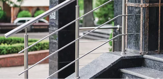 Eine Treppe mit einem Handlauf aus Edelstahl.