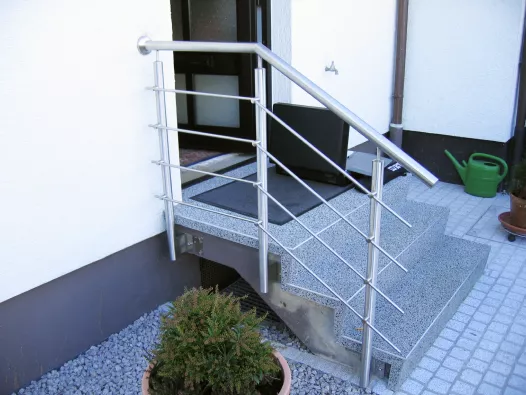 Eine Treppe mit einem Handlauf aus Edelstahl für den Außenbereich.
