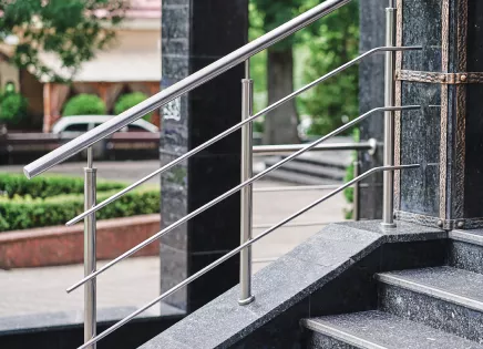 Eine Treppe mit einem Handlauf aus Edelstahl.