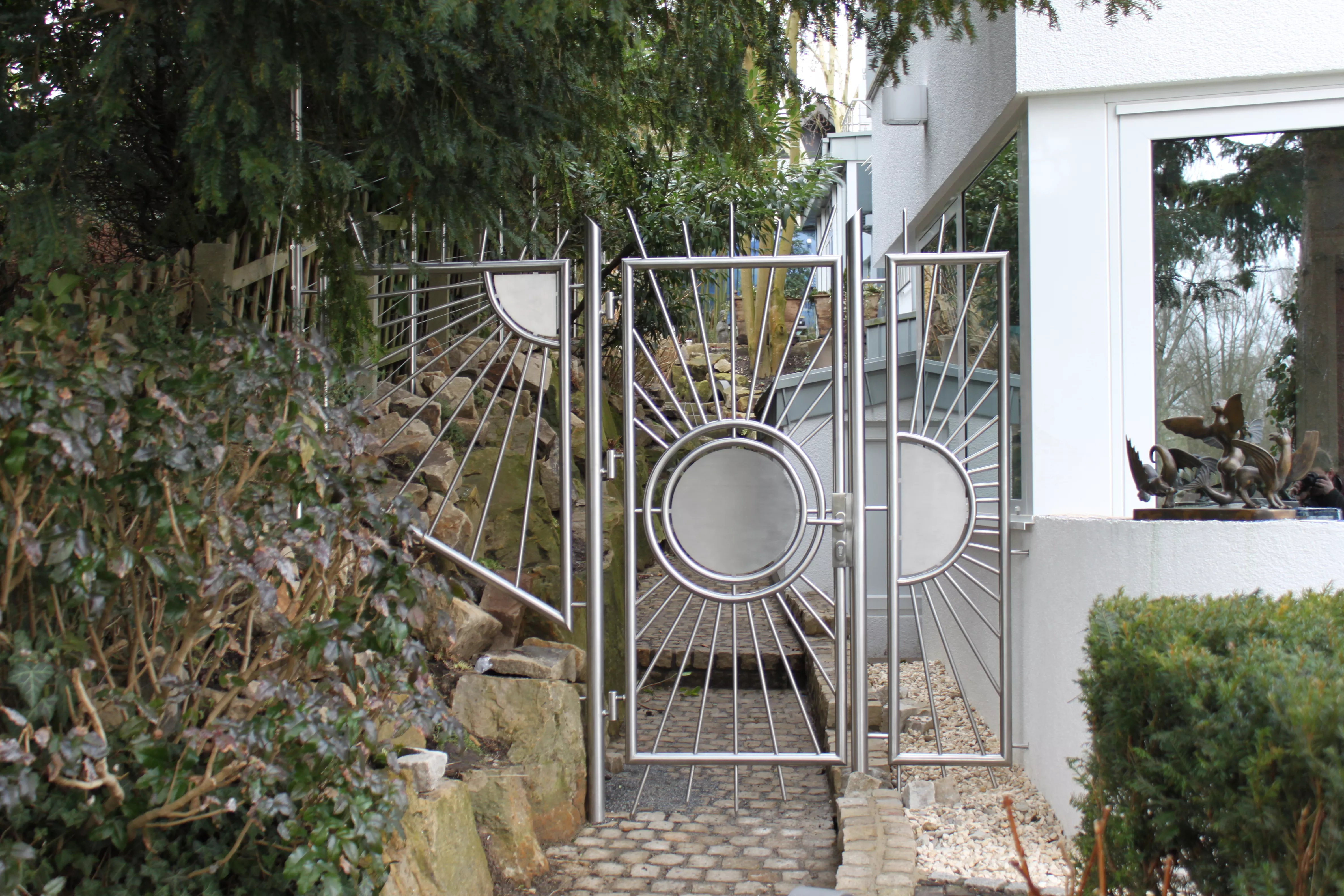 Ein Tor aus Edelstahl.