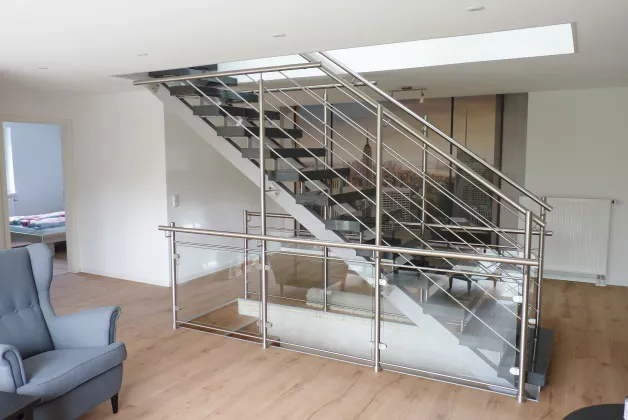 Ein Treppengeländer mit Glas.