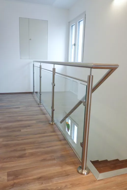 Ein Treppengeländer mit Glaselementen.
