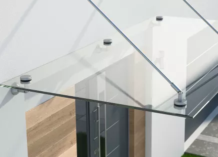 Ein Vordach aus Edelstahl und Glas.