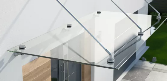 Ein Vordach aus Edelstahl und Glas.