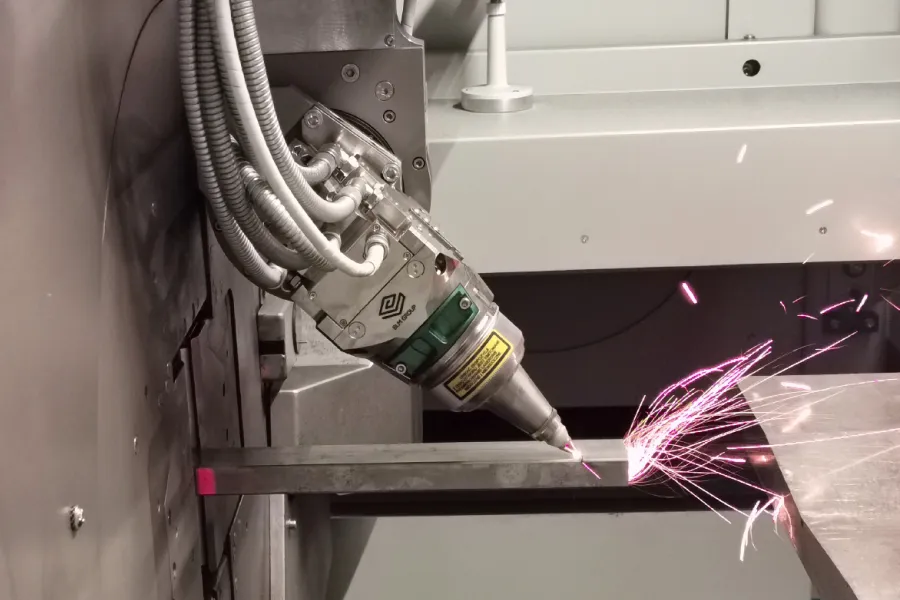 Ein Laser der ein Element aus Edelstahl bearbeitet