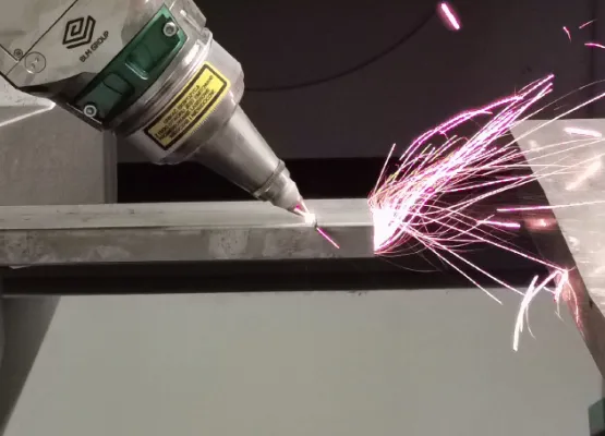 Ein Laser der ein Element aus Edelstahl bearbeitet.